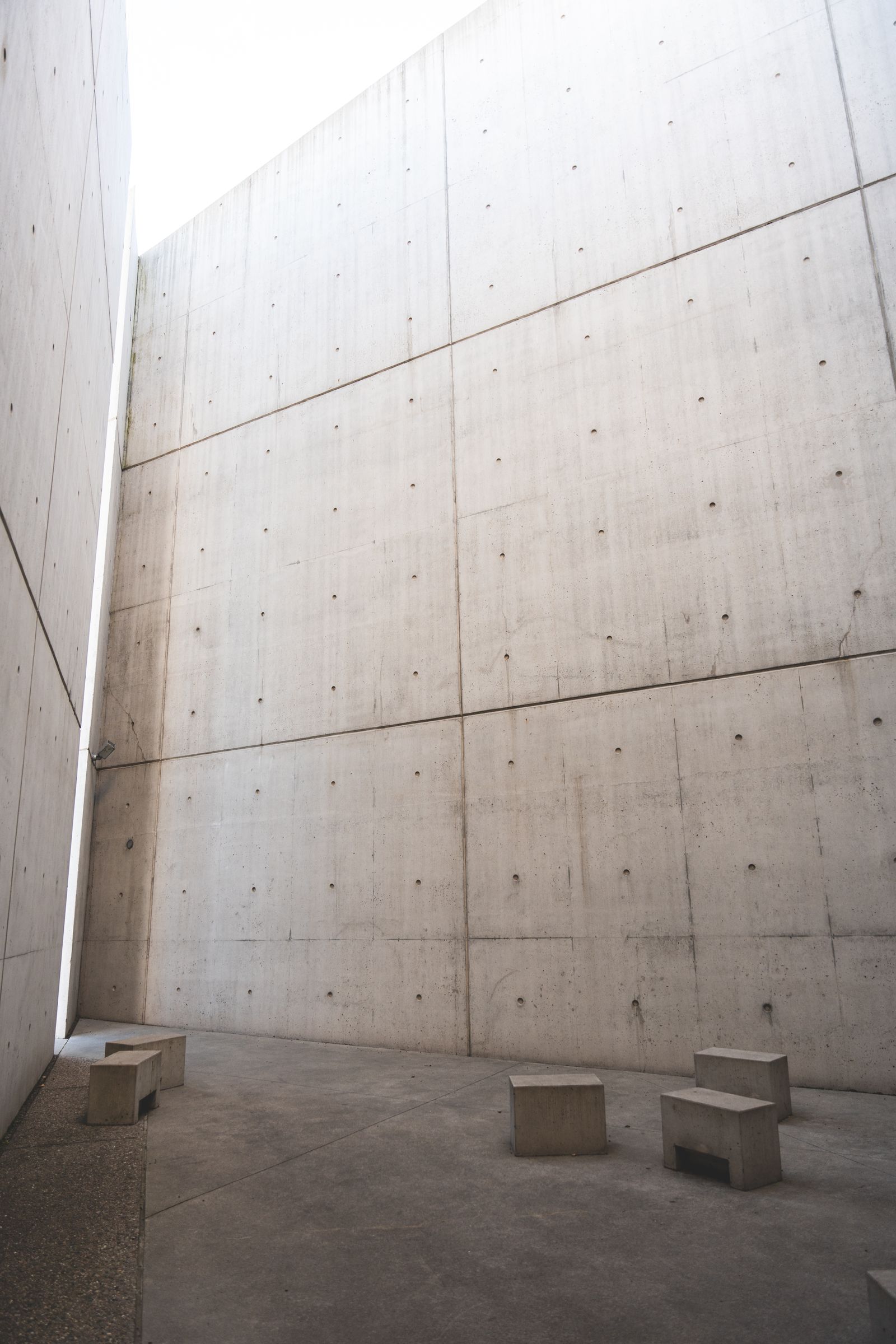 Mur en béton brut après travaux de maçonnerie