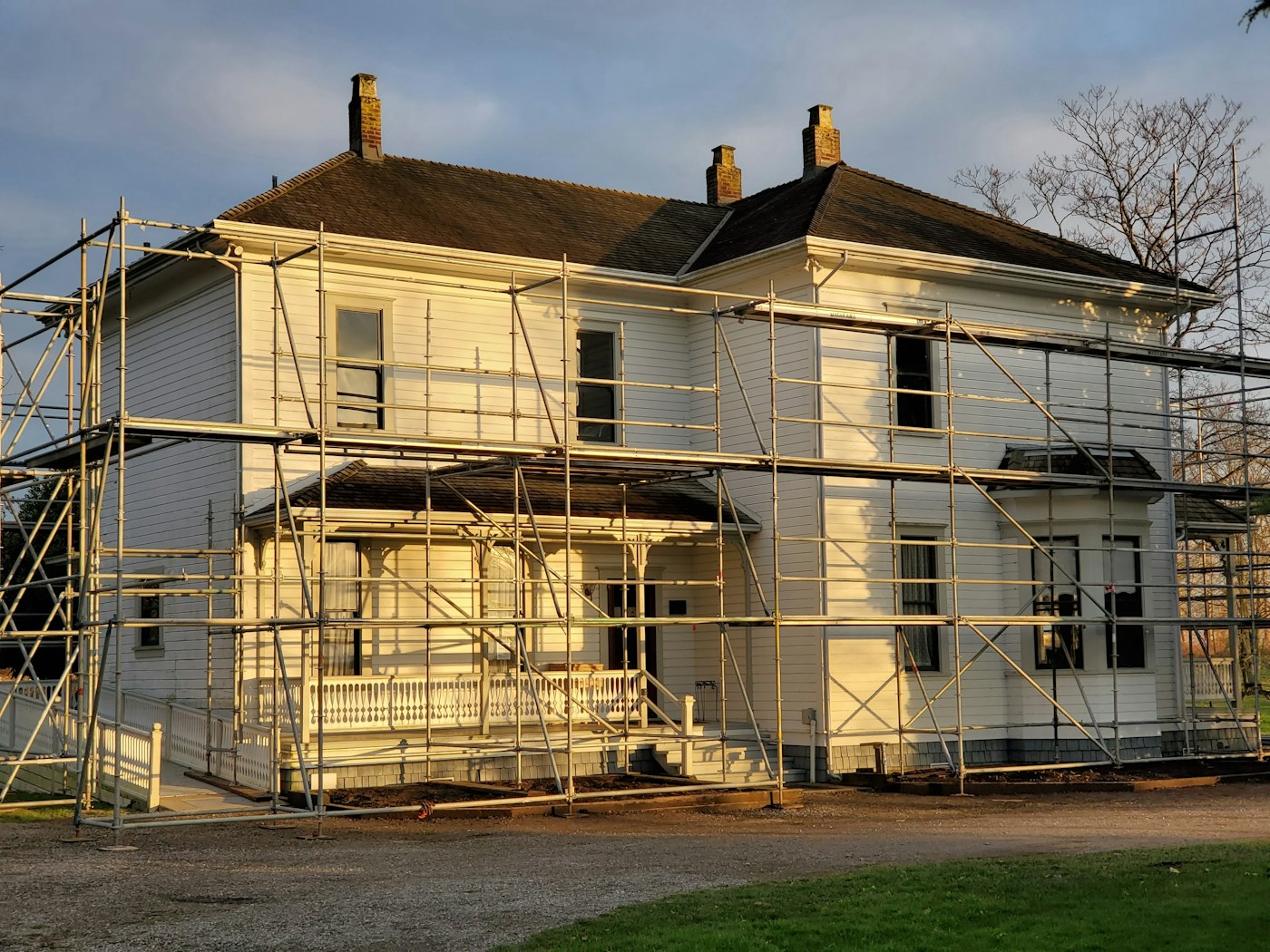 Façade et toiture d'une maison en cours de rénovation