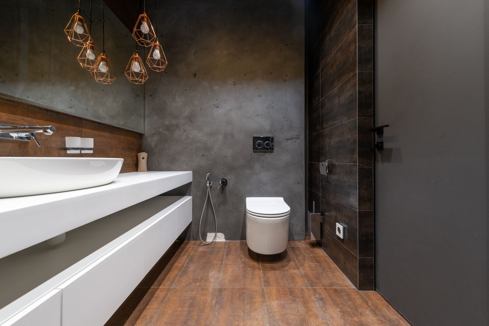 Salle de bain dans des tons béton et terre cuite